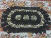 Tapete oval marrom escuro