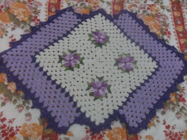 TAPETE TRIÂNGULAR FLORES